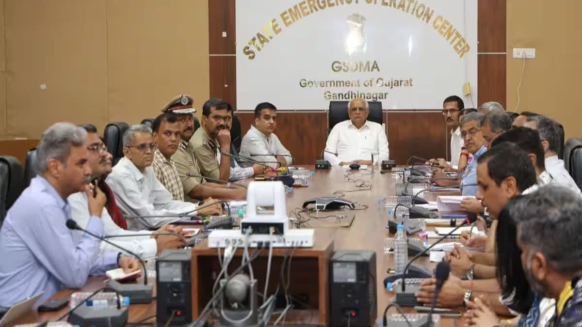 गुजरात के सरकारी कर्मचारियों की छुट्टियां रद्द, स्वास्थ्य और राजस्व विभाग को सर्कुलर जारी