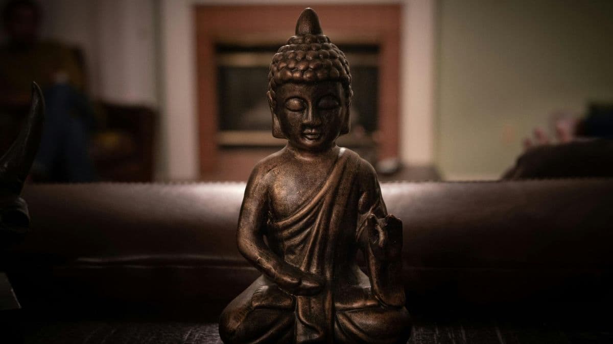 घर में यहां रखें भगवान बुद्ध की मूर्ति या तस्वीर, चमक जाएंगी तकदीर