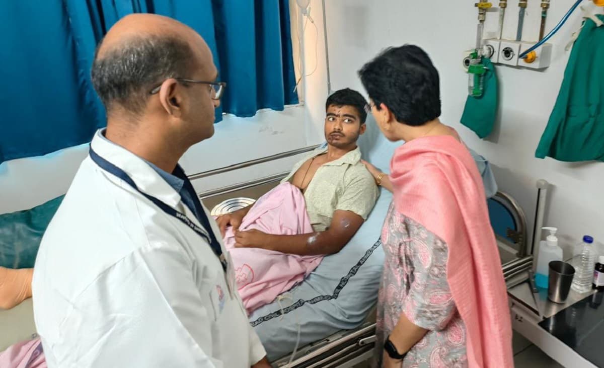 'प्लेन क्रैश होते देख दहल गया दिल', अहमदाबाद में विमान हादसे के पीड़ितों से मिलीं AAP नेता आतिशी