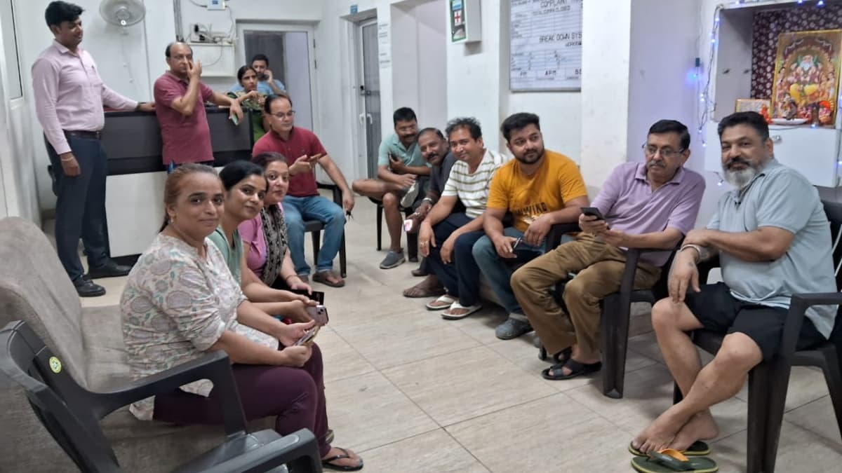 ग्रेटर नोएडा वेस्ट की Ajnara Homes सोसायटी में धरना शुरू, 15 दिनों से पानी की समस्या झेल रहे निवासी
