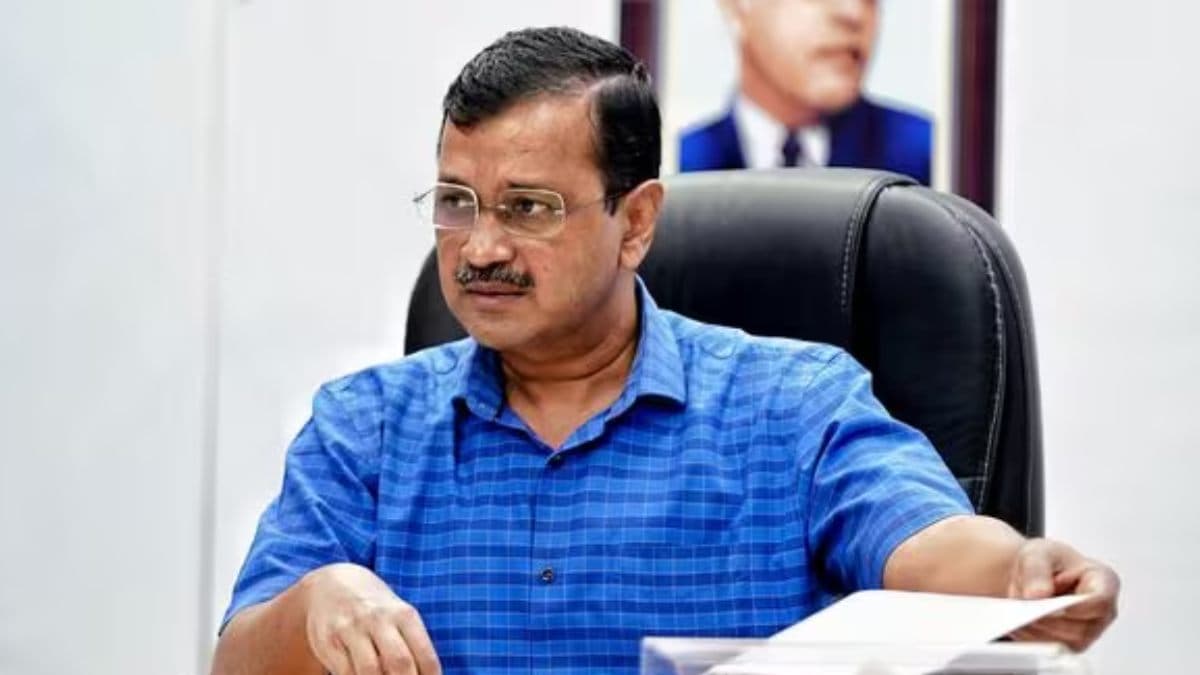 दिनदहाड़े ये क्या हो रहा है? पोलिंग बूथ का CCTV हुआ बंद तो भड़क उठे अरविंद केजरीवाल