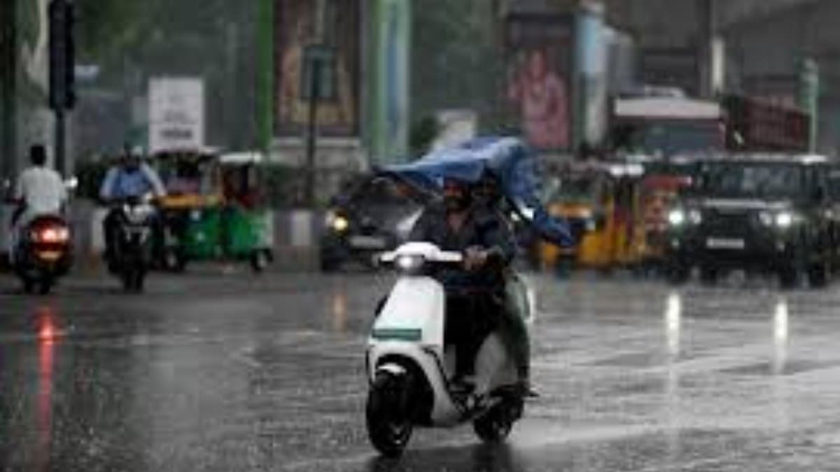 मानसून की 'डेंजर एंट्री': सूरत कलेक्टर ने चलते स्कूलों में बंद कराई पढ़ाई, धरना पर बैठीं विपक्ष नेता पायल