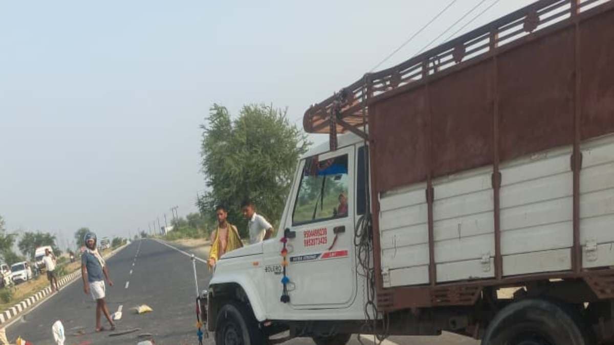 Bihar Road Accident: सारण में दर्दनाक सड़क हादसा, बीच रास्ते में फटा पिकअप का टायर, 5 की मौत और 20 घायल
