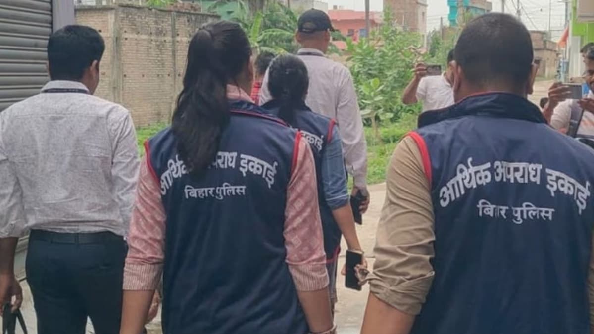 बिहार FCI लेखपाल के घर पर EOU टीम की छापेमारी, भारी मात्रा में कागजात बरामद