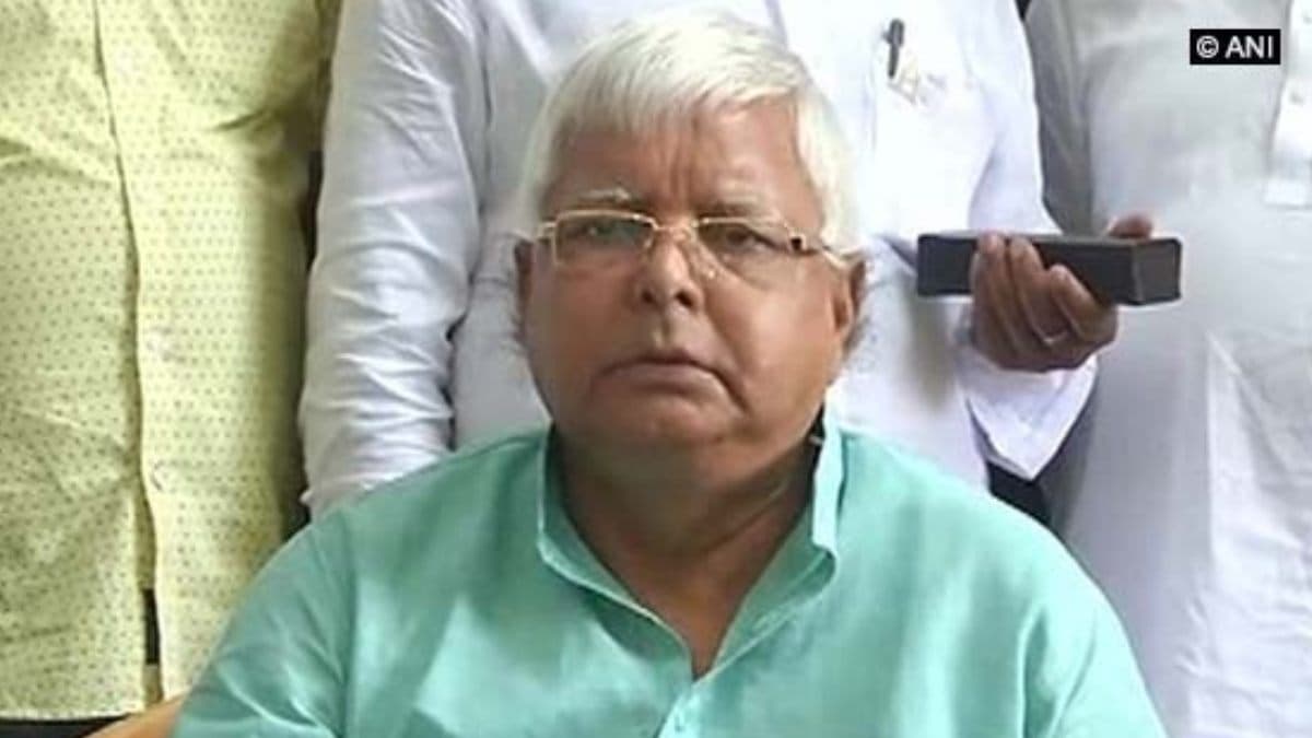 तेजस्वी यादव के बाद लालू यादव हुए आक्रामक, कार्टून में नीतीश कुमार को दिखाया कठपुतली