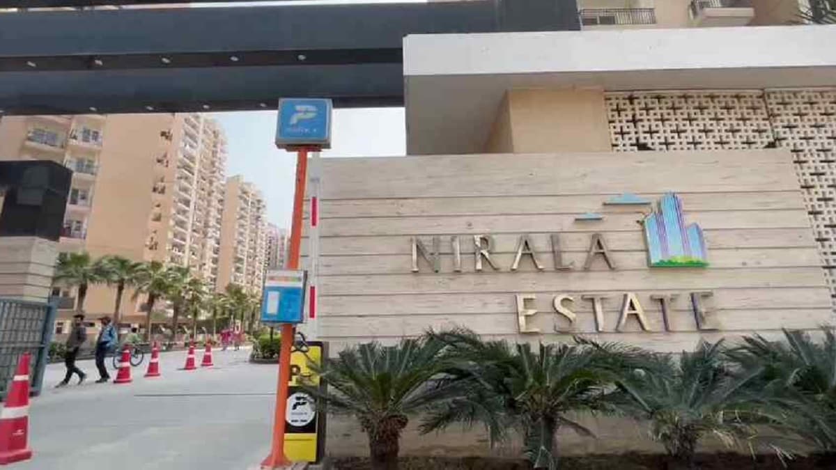 ग्रेटर नोएडा वेस्ट की इस सोसायटी में जान का खतरा, जानें 84 पिलरों से क्या निकल रहा है?