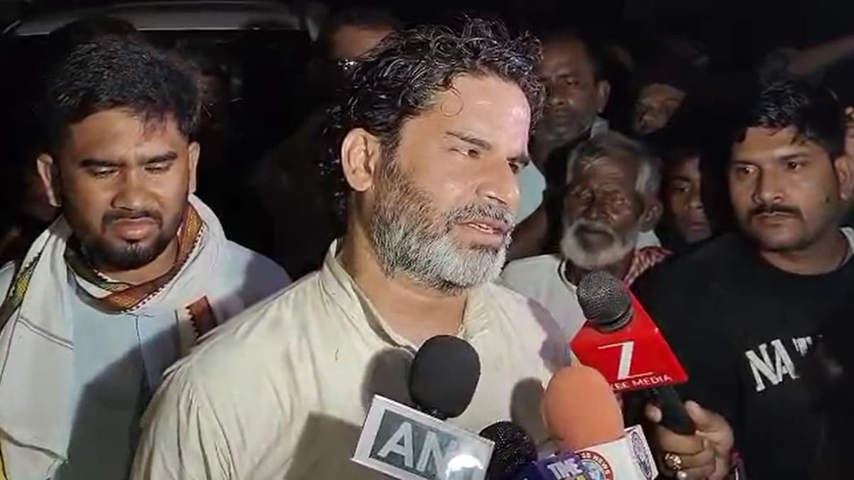 'नीतीश कुमार होश में नहीं हैं, इस्तीफा दे देना चाहिए', गैंगरेप पीड़िता से मिलने पहुंचे जनसुराज नेता प्रशांत किशोर