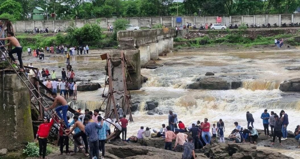 पुणे में इंद्रायणी नदी पर पुल ढहा, 5 की मौत, 20-25 पर्यटक बहे, सामने आए ये Video
