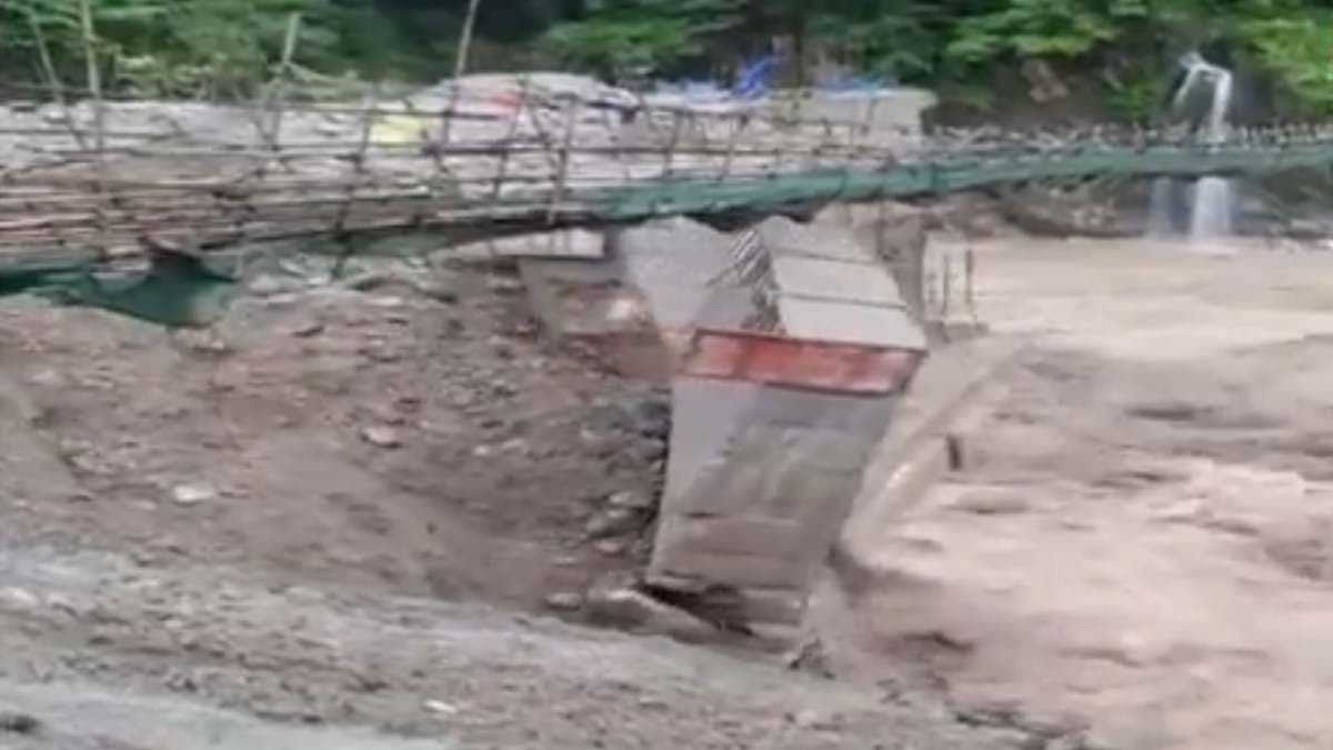 सिक्किम में तीस्ता नदी के उफान में बह गया संकालंग ब्रिज, IMD ने जारी किया बारिश का रेड अलर्ट