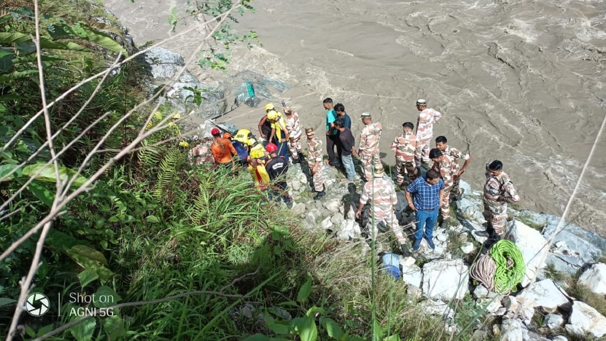 अलकनंदा में गिरा यात्रियों से भरा टेंपो, 2 की मौत और 9 लापता, बद्रीनाथ हाईवे पर हुआ हादसा