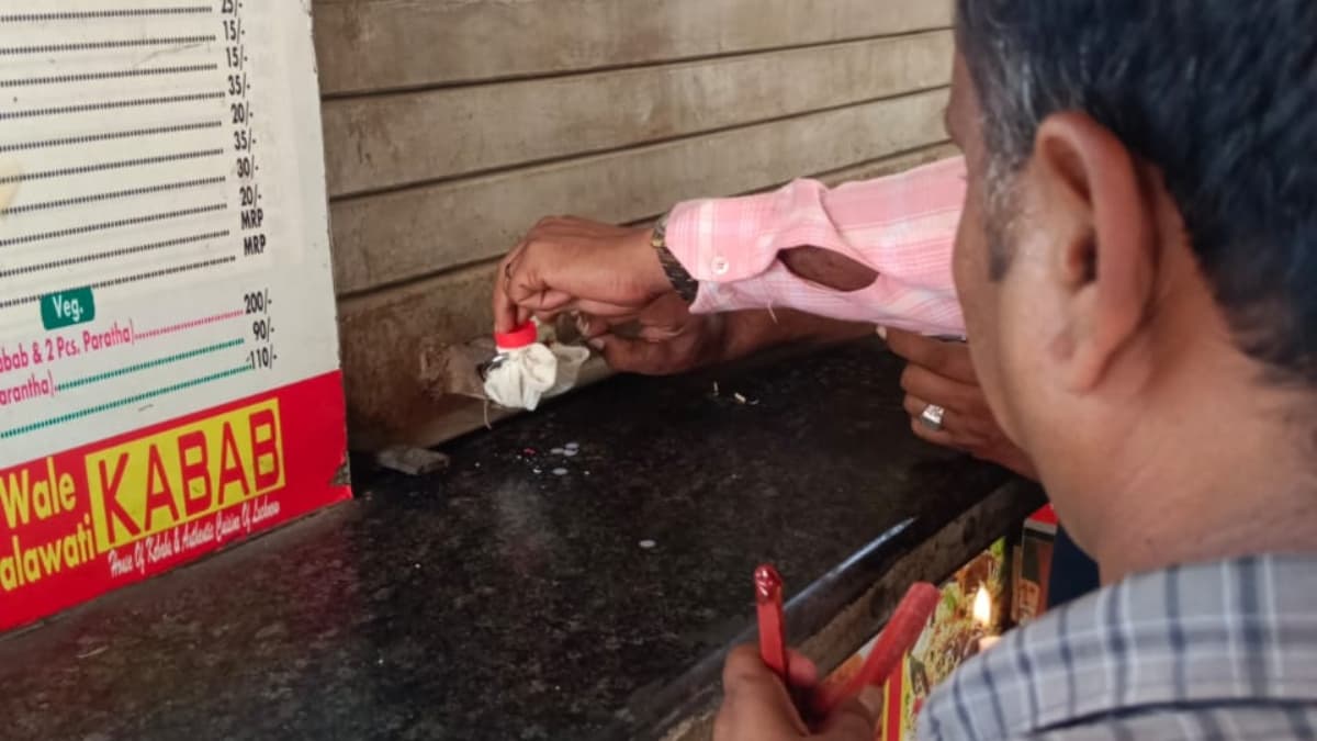 ग्रेटर नोएडा वेस्ट में बिल्डर पर चला प्राधिकरण का हंटर, अवैध दुकानें की गई सील