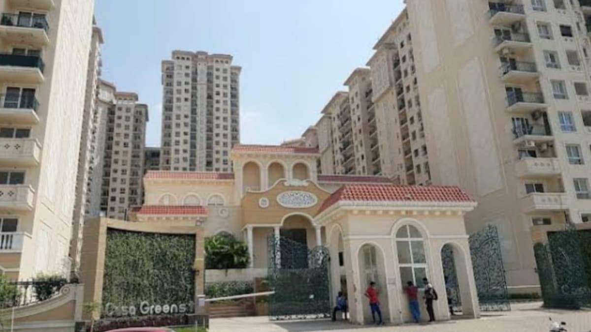 ग्रेटर नोएडा वेस्ट की इस सोसायटी में 250 फैमिली किस वजह से हैं परेशान, 8 साल से कर रहे इंतजार
