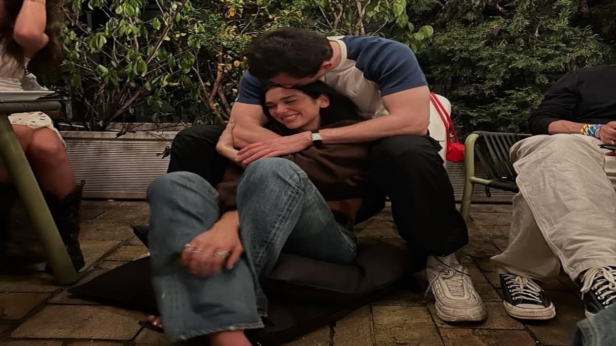 Dua Lipa ने बॉयफ्रेंड Callum Turner के साथ कंफर्म की सगाई, खुद दी फैंस को गुड न्यूज