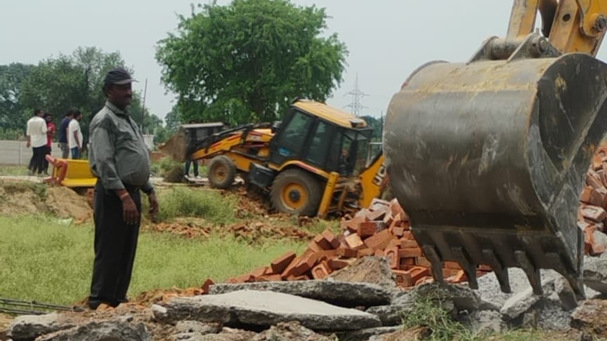 ग्रेटर नोएडा प्राधिकरण की टीम को बंधक बनाकर मारपीट, अतिक्रमण हटाए बिना लौटे