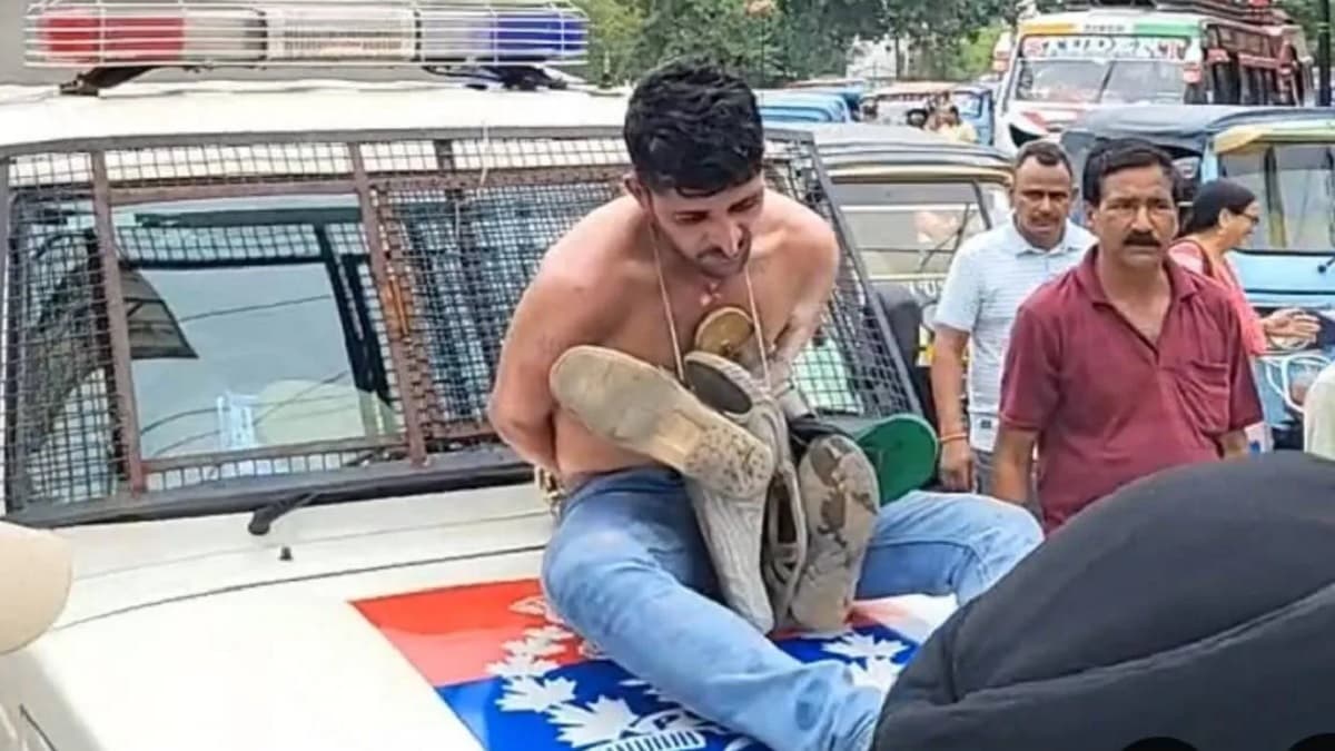 जम्मू में पुलिस की जीप के बोनेट पर चोर की परेड, SSP ने दिए जांच के आदेश