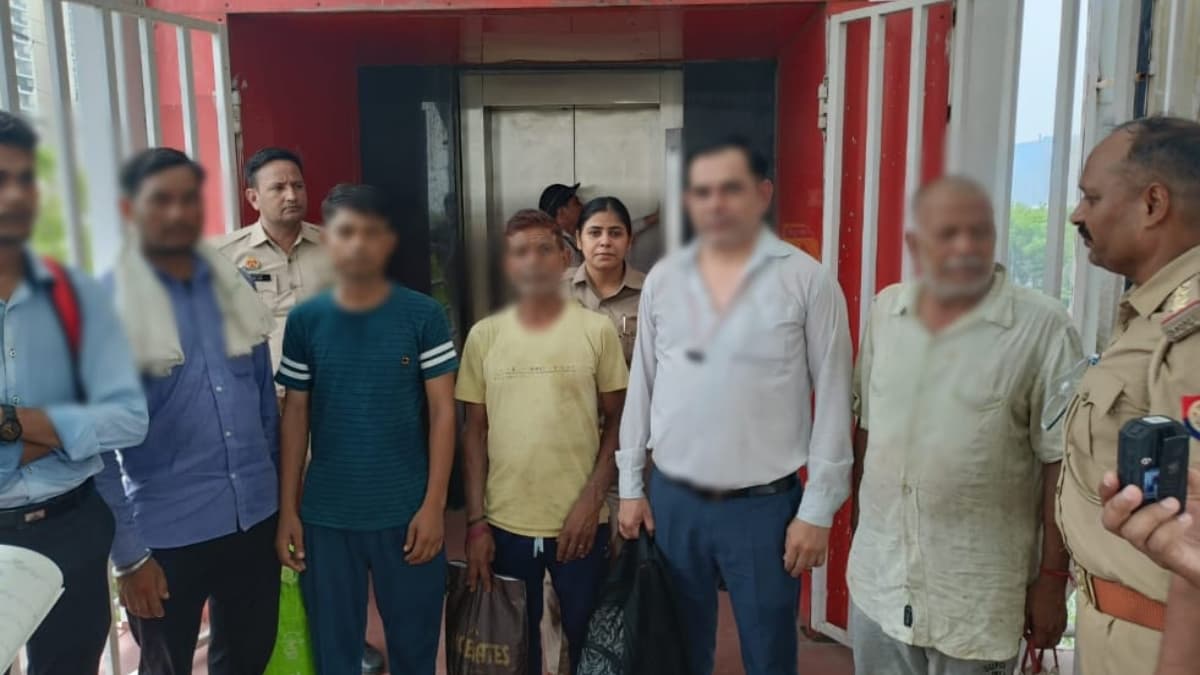 नोएडा-ग्रेटर नोएडा एक्सप्रेसवे के फुट ओवर ब्रिज की फंसी लिफ्ट, 6 लोगों का जान अटकी
