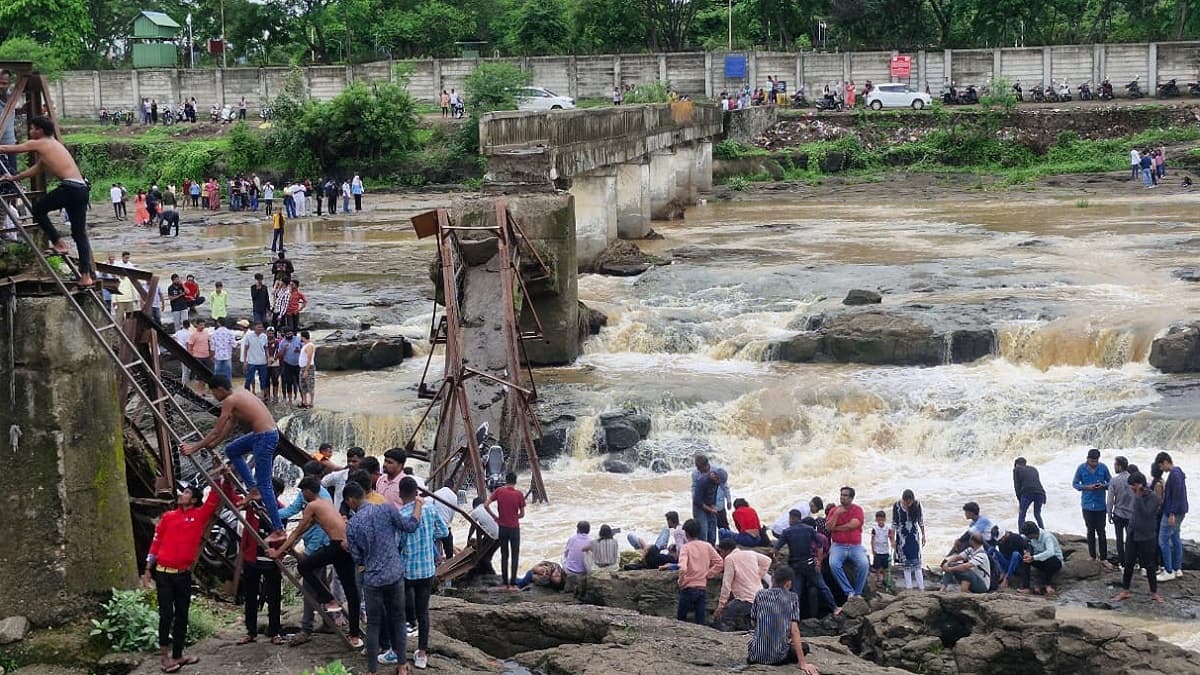 Pune Bridge Collapse: कैसे हुआ हादसा? इंद्रायणी नदी पर बने पुल पर खड़े 25 से ज्यादा लोग एक झटके में बहे
