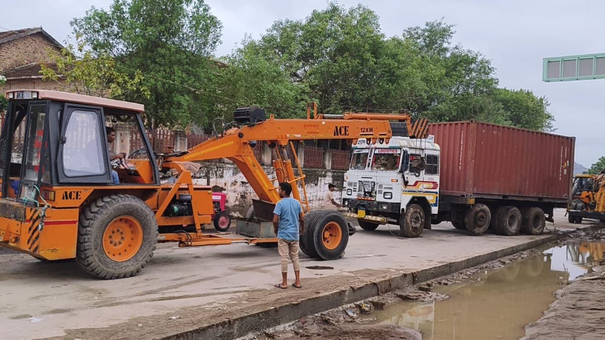भावनगर में दूसरे दिन भी आफत बनी बारिश, यहां धंसी नई सीसी सड़क, फंसा कंटेनर 