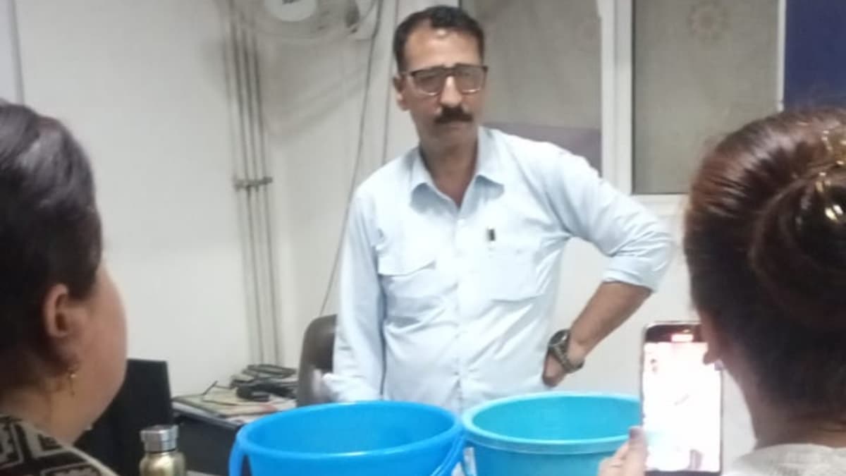 ग्रेटर नोएडा वेस्ट की सोसायटी में ऐसा क्या हुआ, बूंद-बूंद पानी को तरस गए लोग