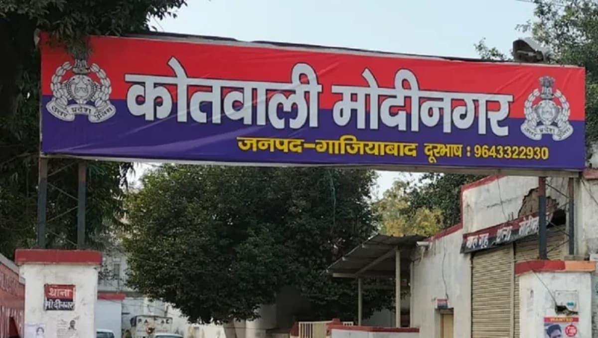 गाजियाबाद में युवक ने बेहोश होने तक बरसाए स्ट्रीट डॉग पर डंडे, वीडियो वायरल होने पर जांच शुरू