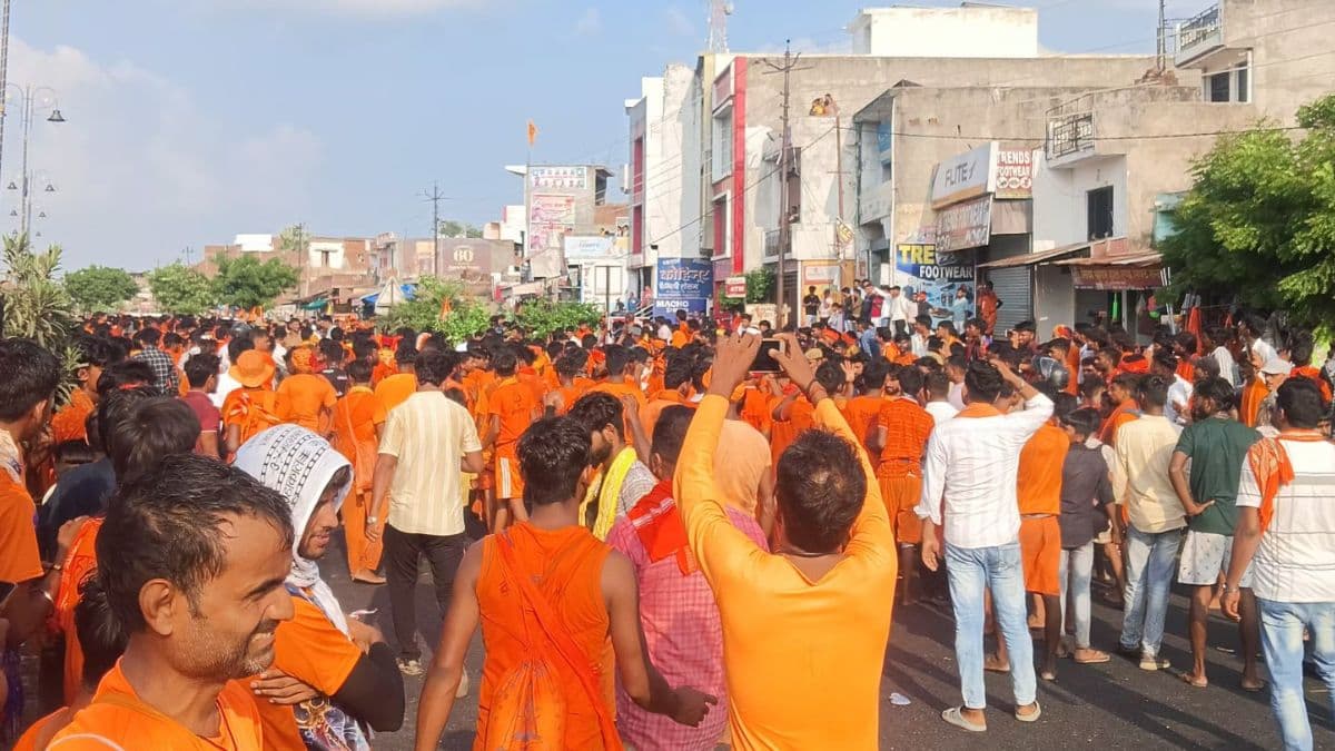 बस्ती में कांवड़ियों ने मचाया उत्पात, पुलिस को भी नहीं छोड़ा, मारपीट का वीडियो वायरल