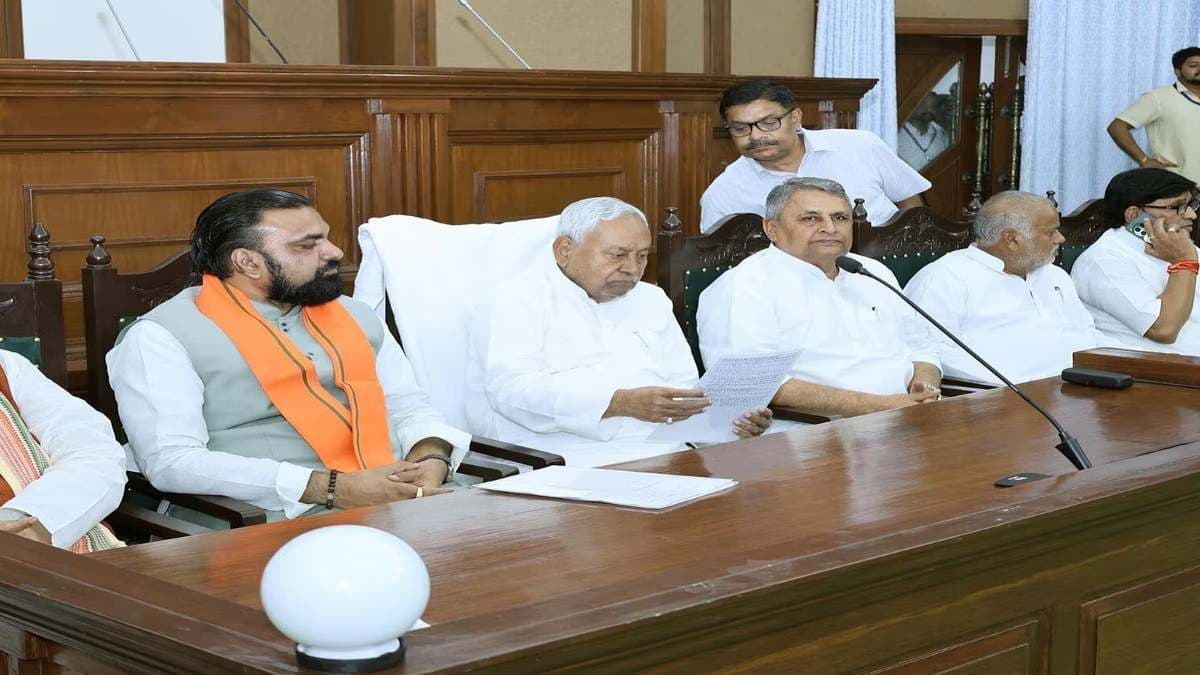 बिहार चुनाव से पहले कैबिनेट बैठक में 41 प्रस्ताव पास, नीतीश सरकार ने खोला खजाना
