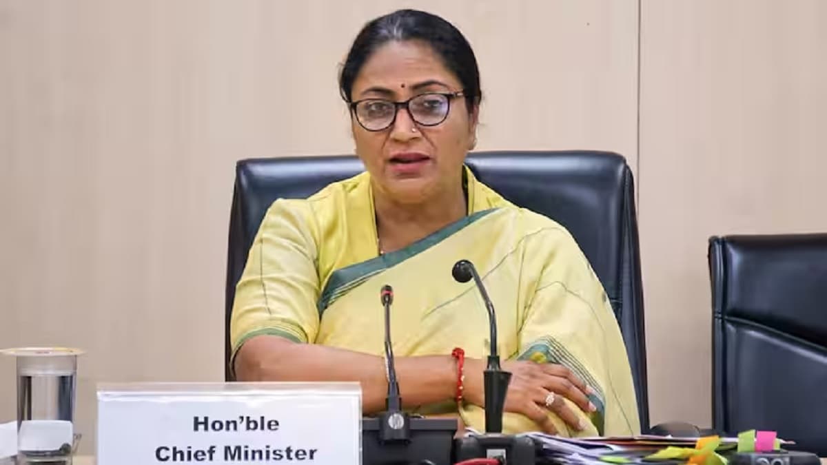 दिल्ली में मंत्री और विधायक के लिए नया फरमान, चीफ सेक्रेटरी से लेनी होगी परमिशन