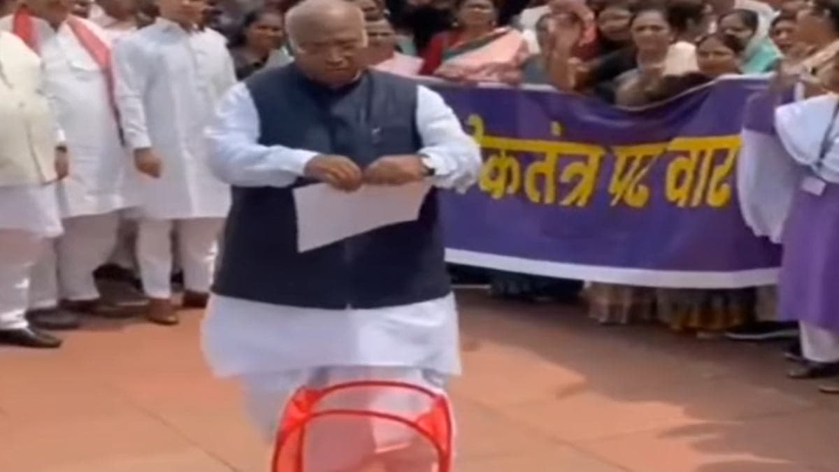 Congress SIR dustbin protest