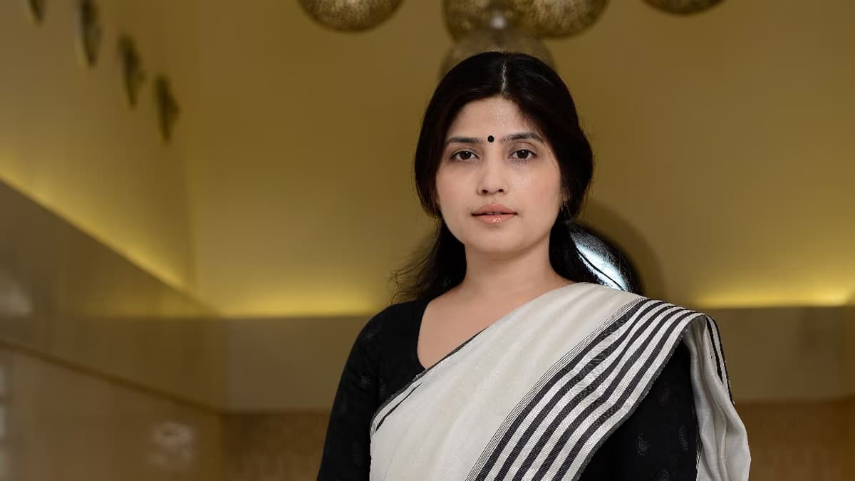 Video: डिंपल यादव पर अभद्र टिप्पणी करने वाले मौलाना के खिलाफ गुस्सा, लखनऊ में जलाए गए पोस्टर