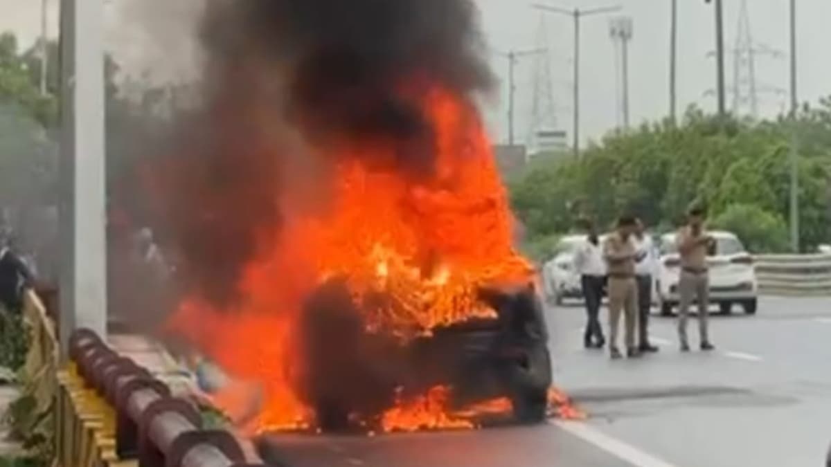 Greater Noida News: नोएडा-ग्रेटर नोएडा एक्सप्रेस वे पर कार में लगी आग, ड्राइवर ने कूदकर बचाई जान