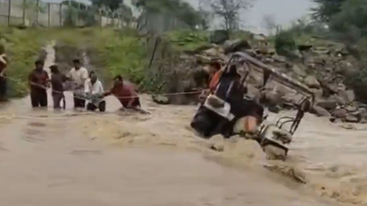 बाढ़ के पानी में फंसे किसानों का वीडियो वायरल, देखें कैसे बची जान