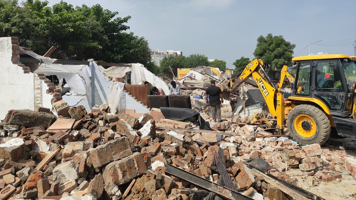 Greater Noida News: ग्रेटर नोएडा में 24 दुकानें ध्वस्त, ग्रीन बेल्ट में अतिक्रमण पर चला पीला पंजा