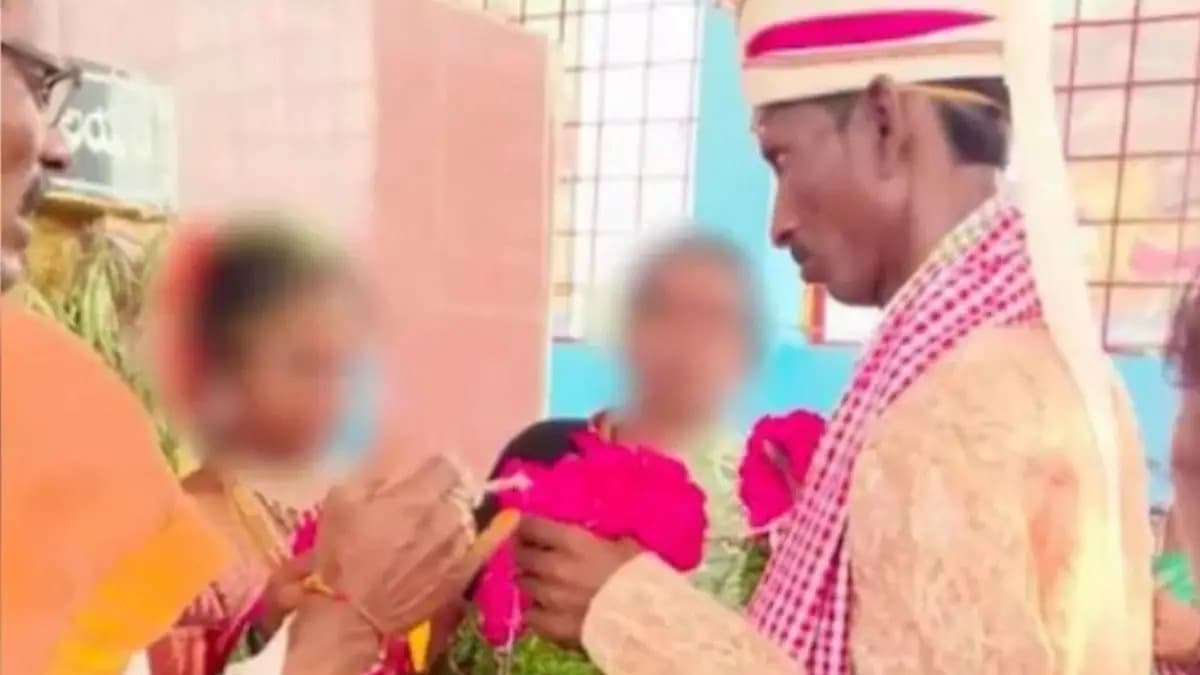 8वीं की छात्रा पर 40 साल के टीचर का आया दिल, शादी की फोटो सोशल मीडिया पर वायरल