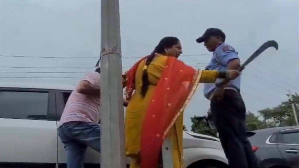 मामूली लड़ाई के बीच निकला तेजधार हथियार, बीच सड़क पर महिला ने दी जान से मारने की धमकी
