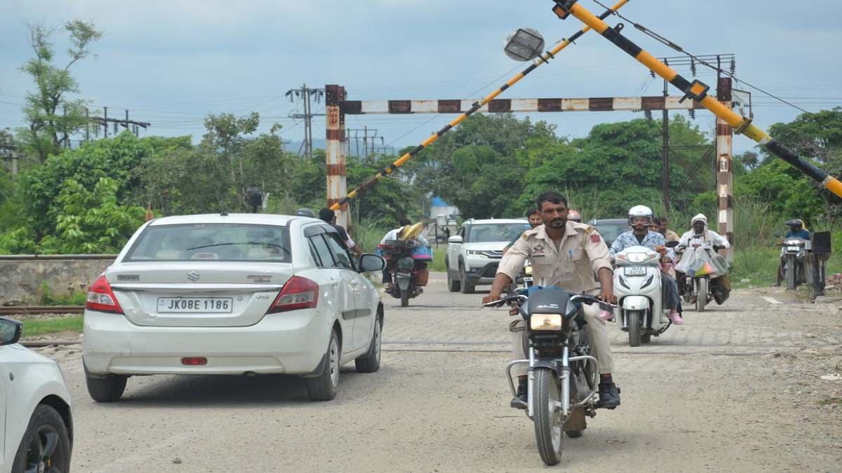 जम्मू-कश्मीर के कठुआ में टला बड़ा हादसा, रेलवे की लापरवाही से जा सकती थी लोगों की जान