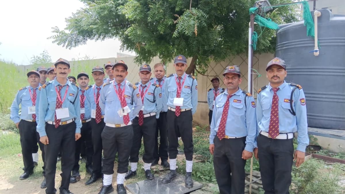 Greater Noida News : महागुन मायवुड्स सोसायटी में क्यों हड़ताल पर बैठ गए सुरक्षाकर्मी, जानें 2 महीने से किसका है इंतजार