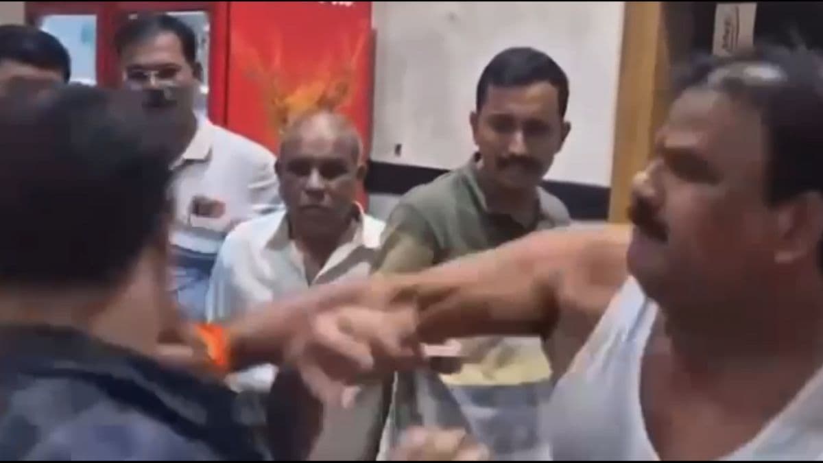 खराब दाल परोसी तो महाराष्ट्र में विधायक ने कैंटीन चालक को पीटा, वीडियो हो रहा वायरल