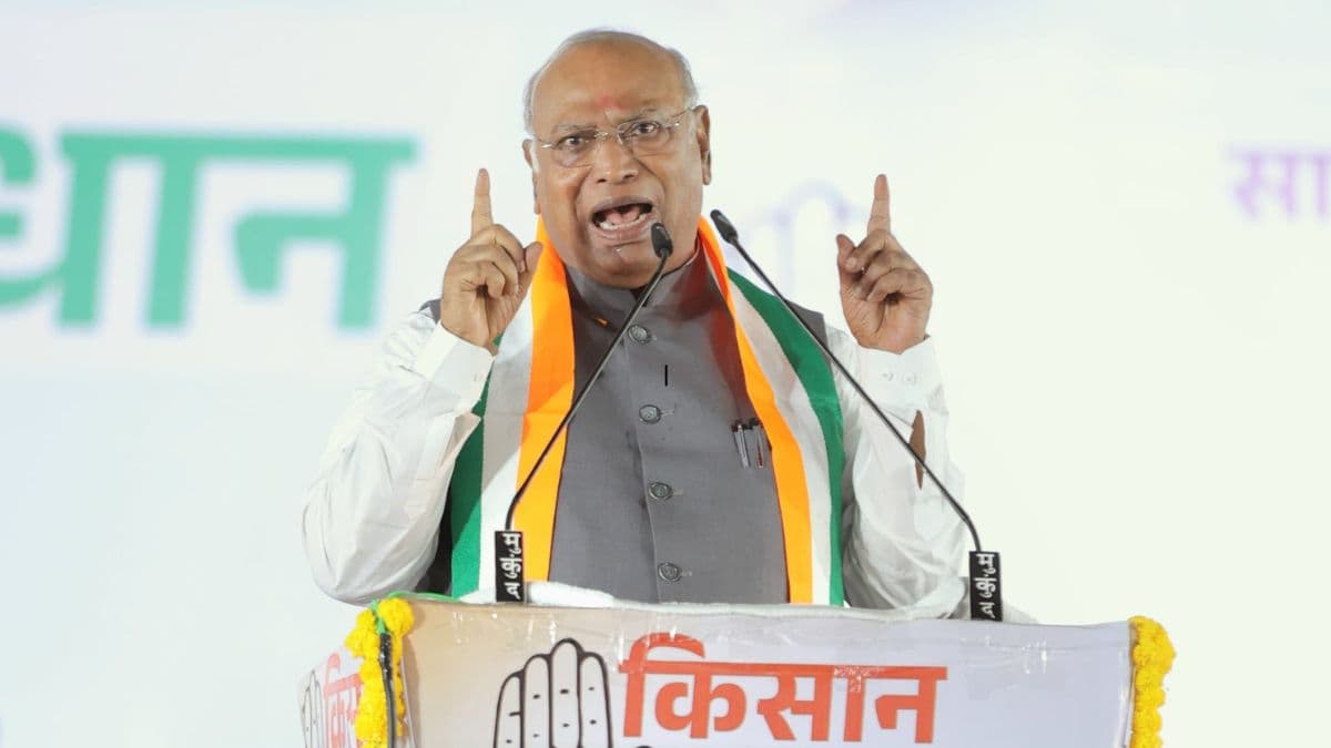10 सेकंड में दो बार फिसली कांग्रेस अध्यक्ष की जुबान, राष्ट्रपति के नाम को लेकर हो गई गलती