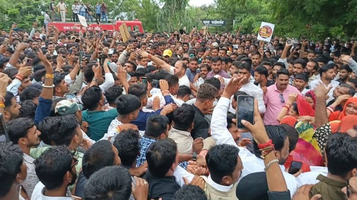 करणी सेना परिवार के राष्ट्रीय अध्यक्ष पर FIR के खिलाफ हंगामा, पुलिसवालों से भी धक्का-मुक्की
