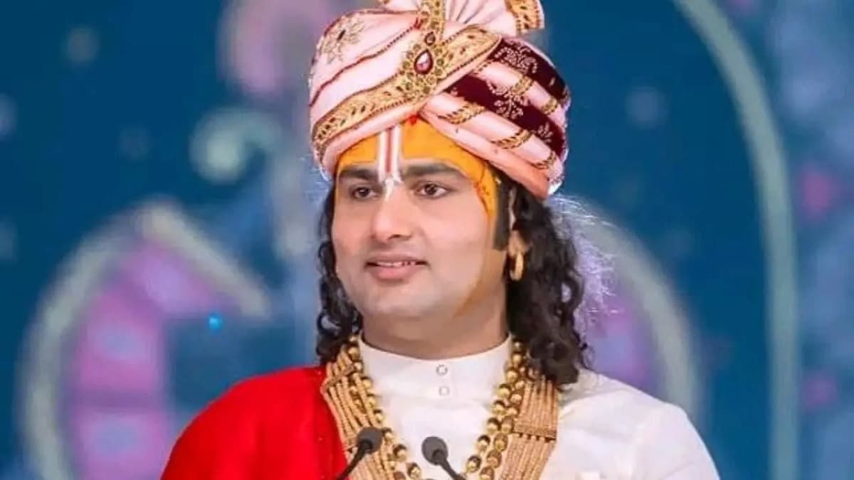 कथावाचक अनिरुद्धाचार्य की बढ़ी मुश्किलें, वृंदावन में आयोजित हुई चेतावनी सभा