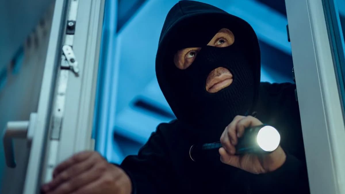 Robbery In Noida