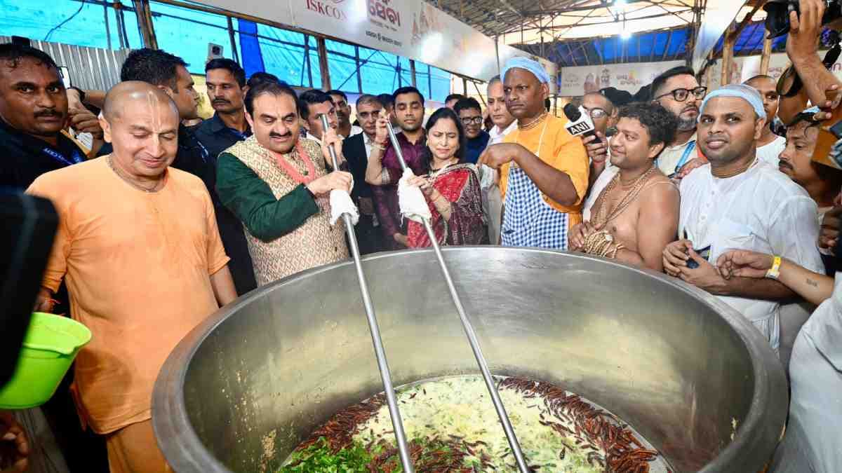 Rath Yatra 2025: गौतम अडाणी ने पुरी में इस्कॉन रसोई का किया दौरा, स्वयंसेवकों के साथ मिलकर की सेवा