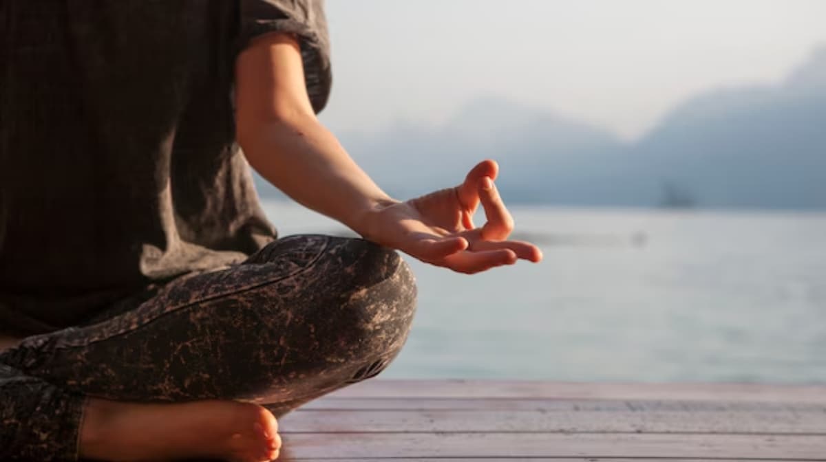 Benefits of Meditation: तनाव से लेकर दिल की बीमारी तक, रोज सुबह 10 मिनट ध्यान लगाने से मिलते हैं ये लाभ