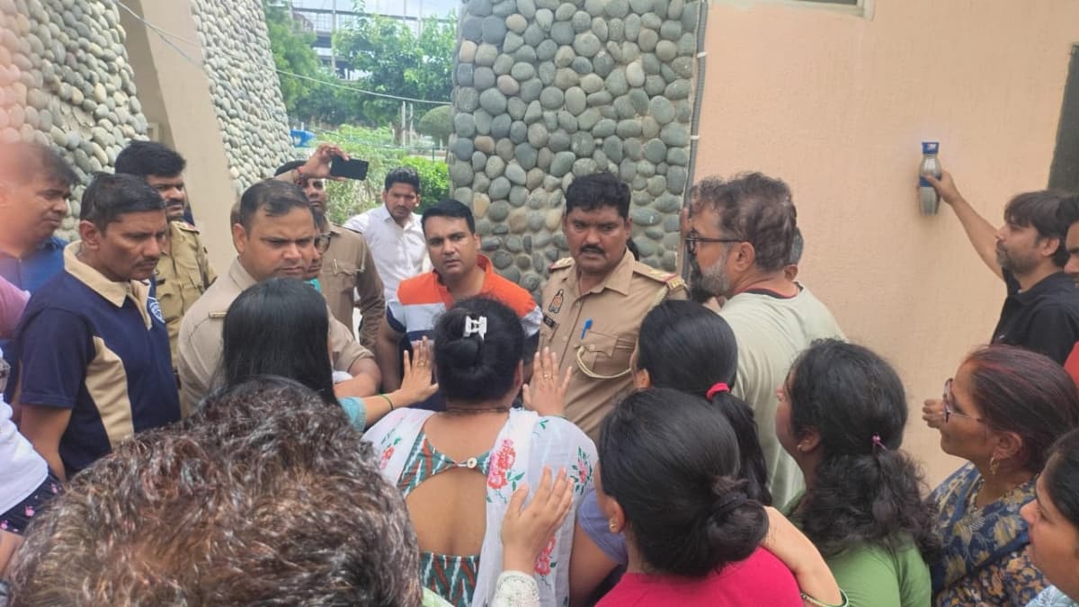 Greater Noida News: ग्रेटर नोएडा वेस्ट में पानी की समस्या से परेशान निवासी सड़क पर उतरे, एक सप्ताह बाद भी नहीं हुआ समाधान