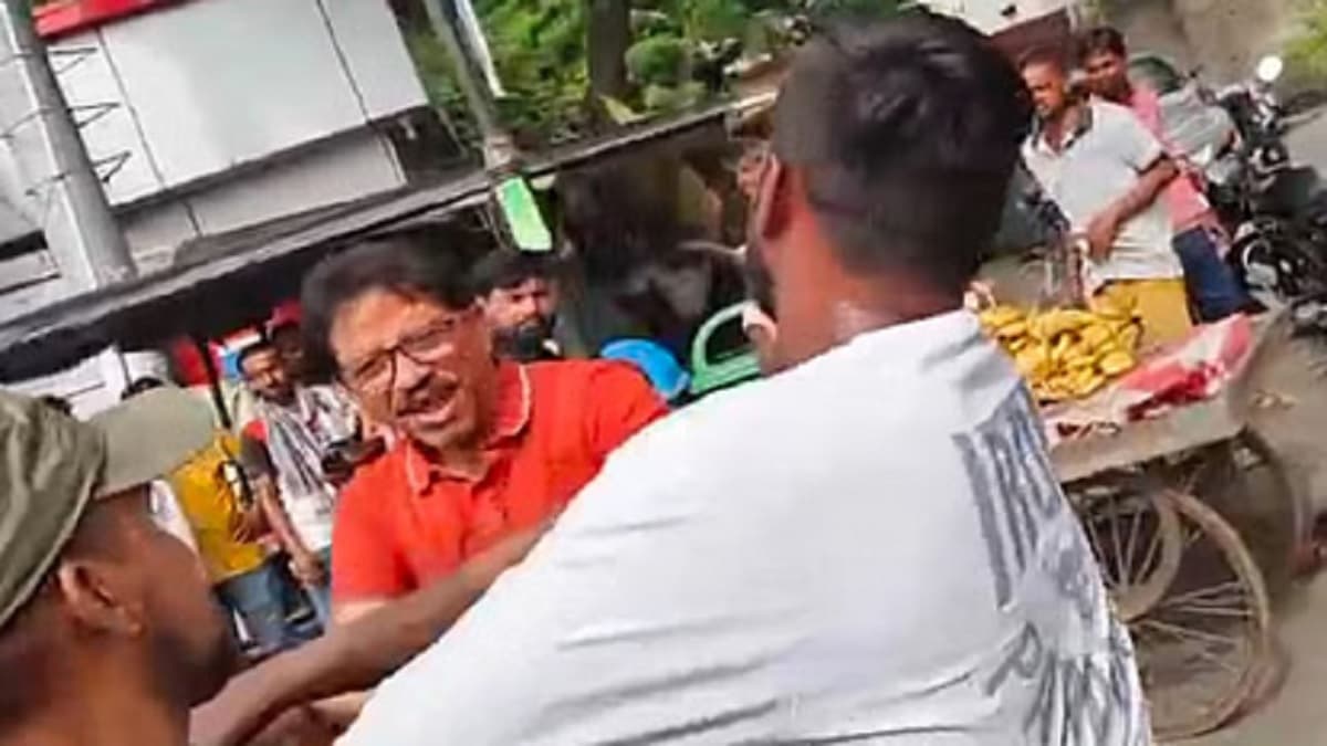 अलीगढ़ में बीच सड़क पर CHO को दौड़ा-दौड़ाकर पीटा, वीडियो वायरल