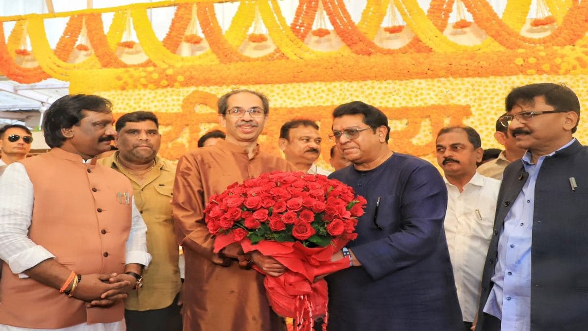 उद्धव ठाकरे के जन्मदिन पर 12 साल बाद मातोश्री पहुंचे राज, गले लगकर दी बधाई, साथ फोटो भी खिंचवाई