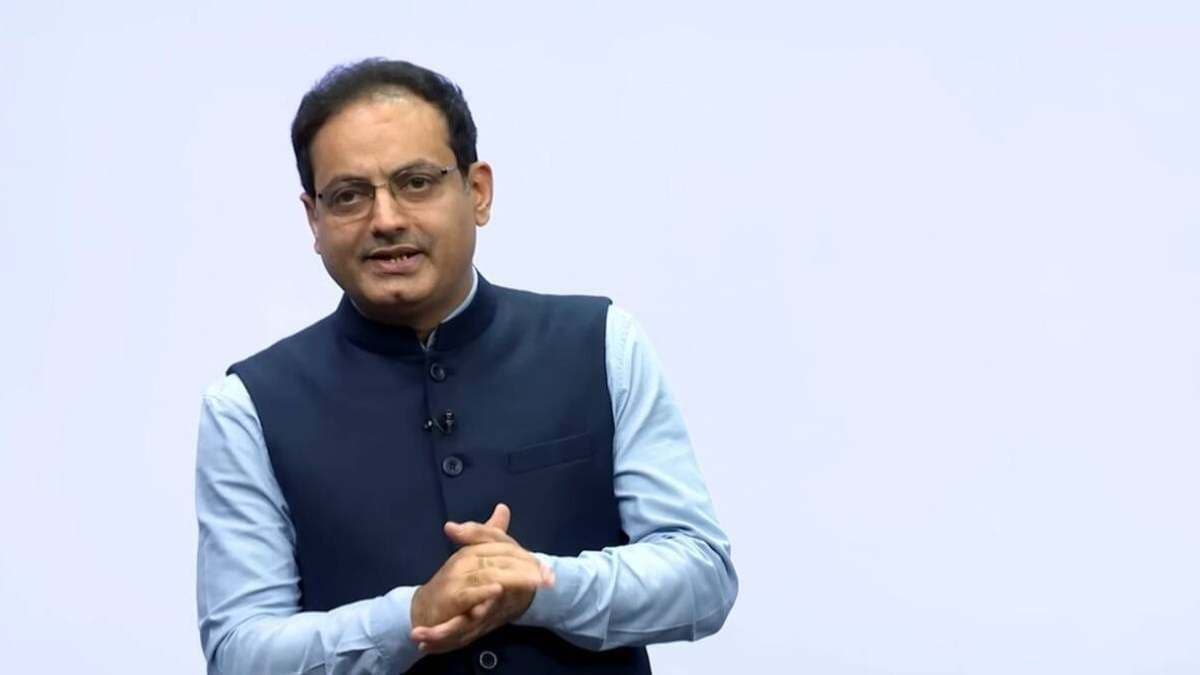 विकास दिव्यकीर्ति के खिलाफ कोर्ट का सख्त रुख, इस तारीख को अदालत में पेश होने का आदेश