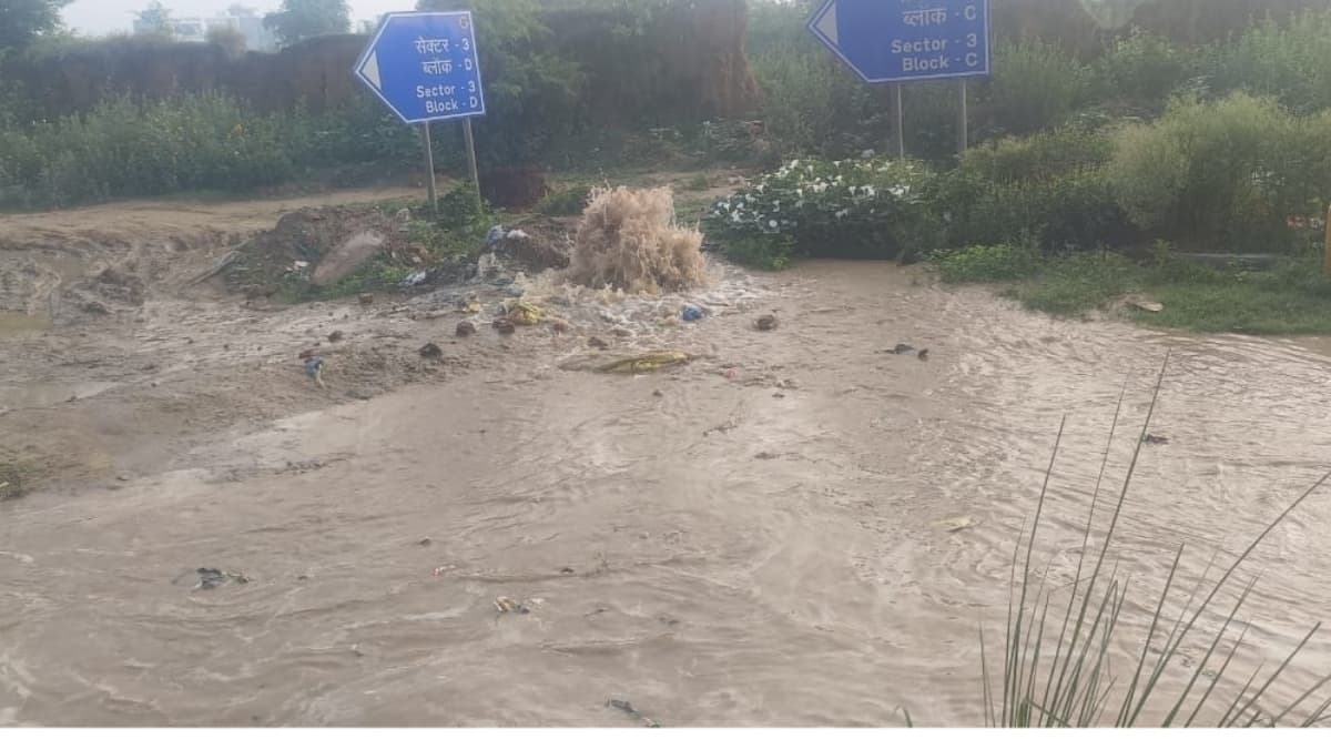 Greater Noida News: ग्रेटर नोएडा वेस्ट में फटी पानी सप्लाई की मेन पाइप लाइन, जानें कितने परिवारों पर छाया संकट