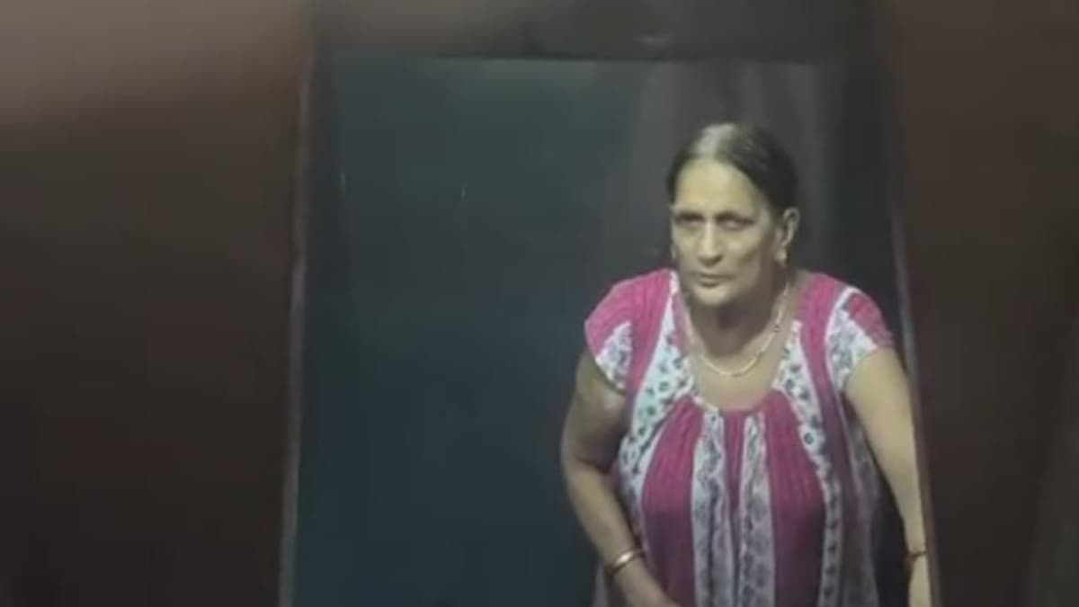 Greater Noida News: ग्रेटर नोएडा की सोसायटी में 20 मिनट तक लिफ्ट में फंसी बुजुर्ग महिला