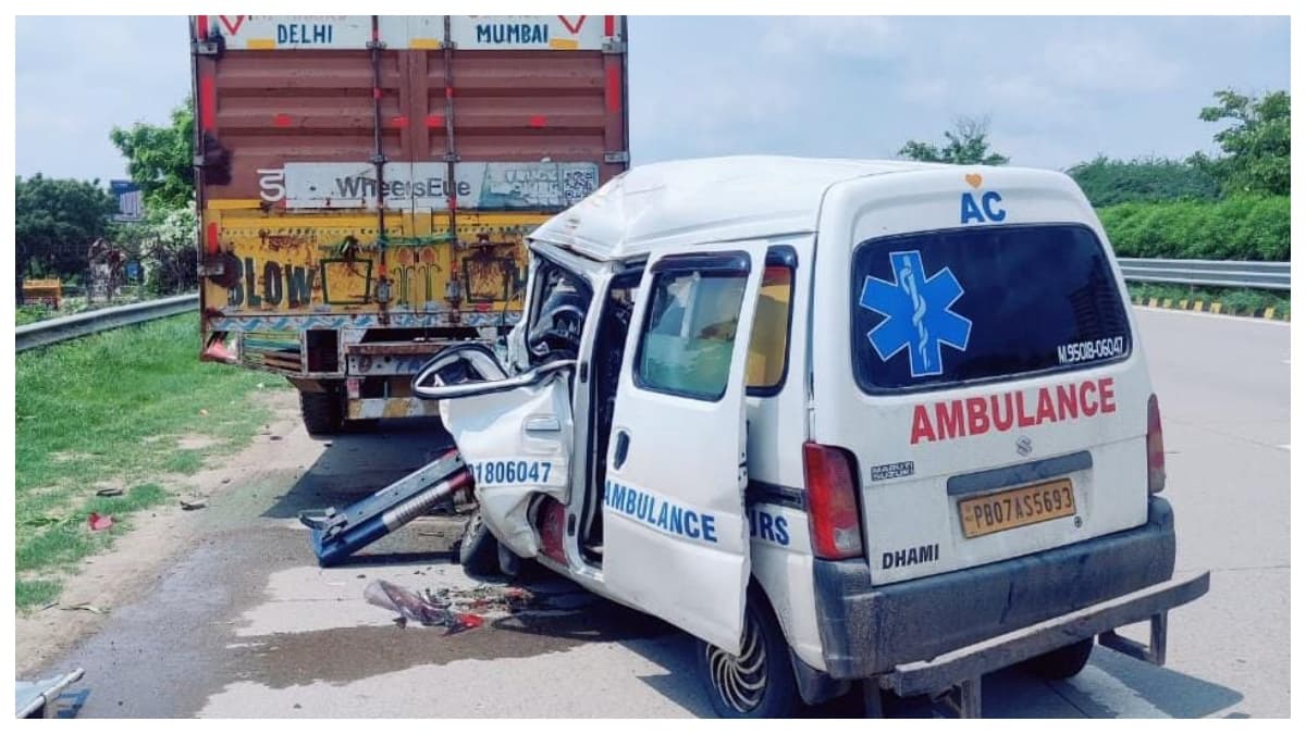 Greater Noida News: ग्रेटर नोएडा में यमुना एक्सप्रेसवे पर भीषण हादसा, कंटेनर से टकराई एंबुलेंस, चालक और परिचालक दोनों की मौत